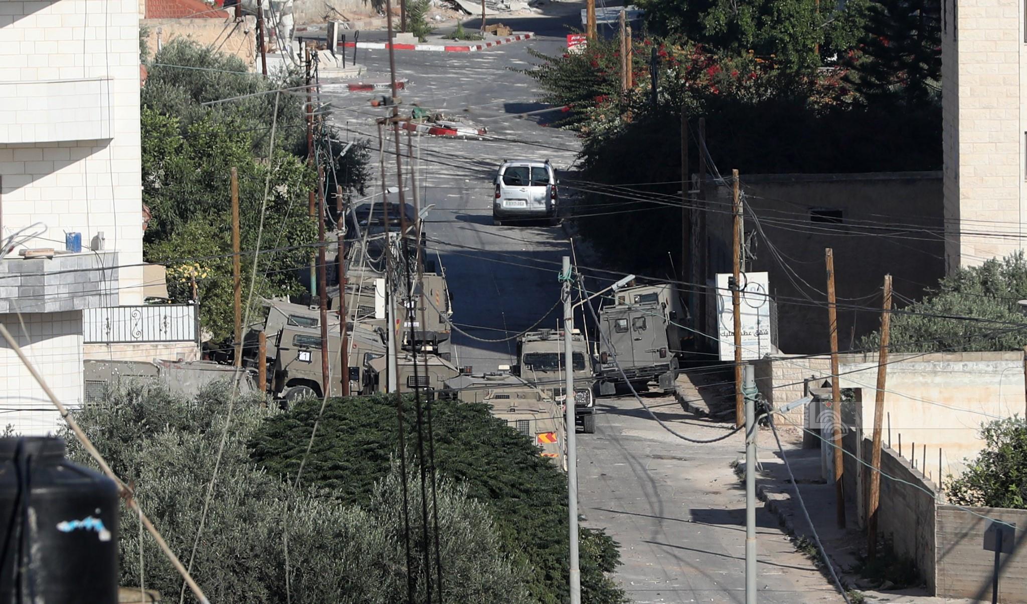 مركبات عسكرية للاحتلال تتمركز على أحد مداخل مخيم جنين في اليوم الثاني للعدوان (تصوير: أيمن نوباني/ وفا)